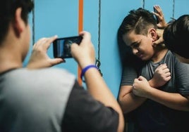 Los casos de ciberacoso se reducen un 60% tras prohibir el uso de móviles en los centros educativos valencianos