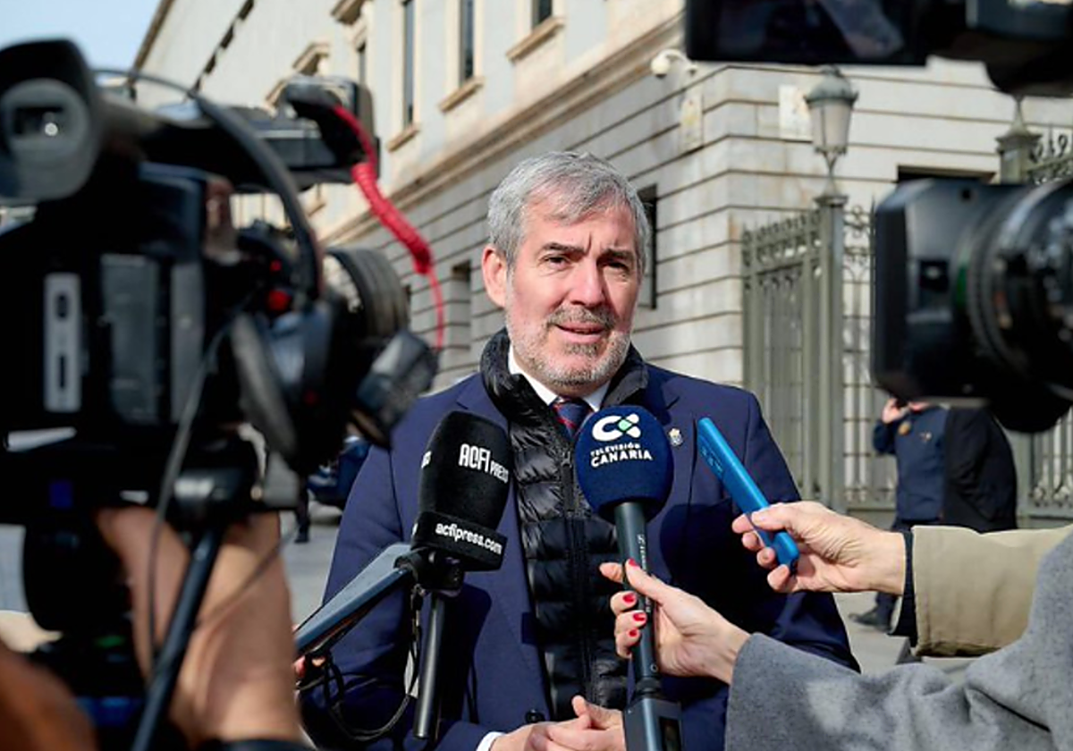 Fernando Clavijo atiende a los medios en tras un acto celebrado en Madrid en foto de archivo
