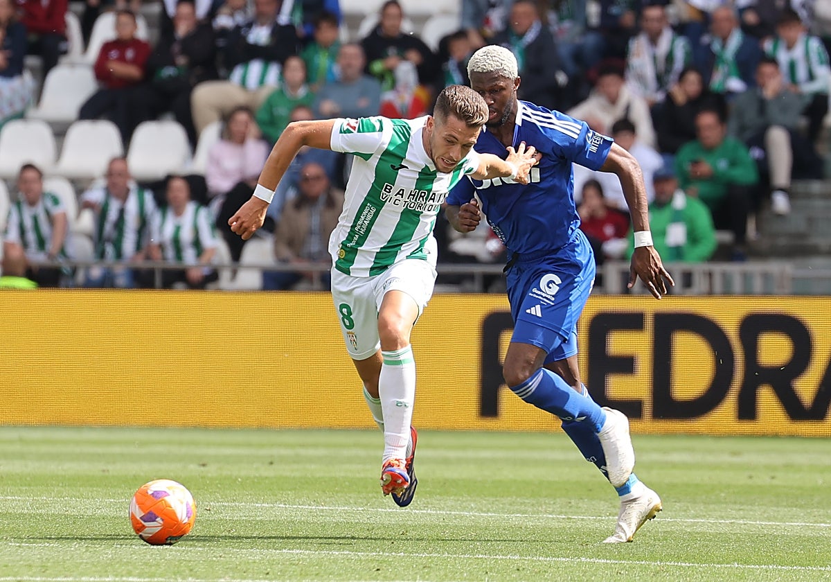 Isma Ruiz gana el balón a un rival esta temporada en El Arcángel