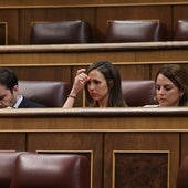 Javier Sánchez Serna, Ione Belarra y Noemí Santana, diputados de Podemos, durante el pleno de esta semana