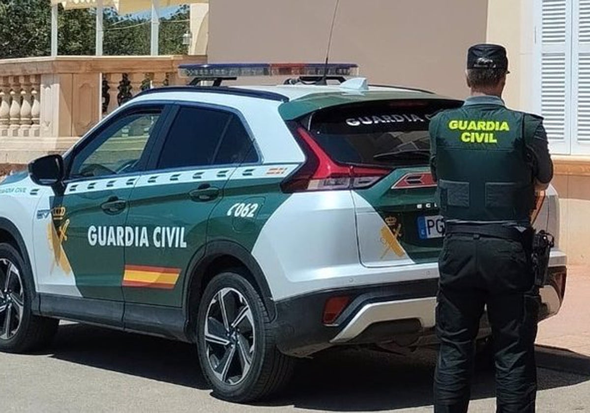 Coche y agente de la Guardia Civil
