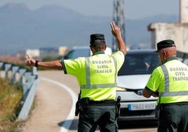 Un conductor sin carné acaba estrellado tras huir de la Guardia Civil y tirar droga por la ventanilla