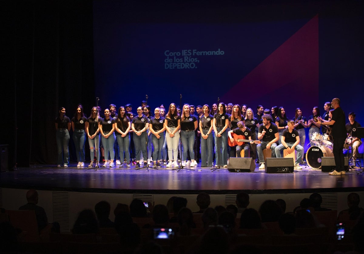 El coro, acompañado por músicos del mismo instituto, durante la actuación