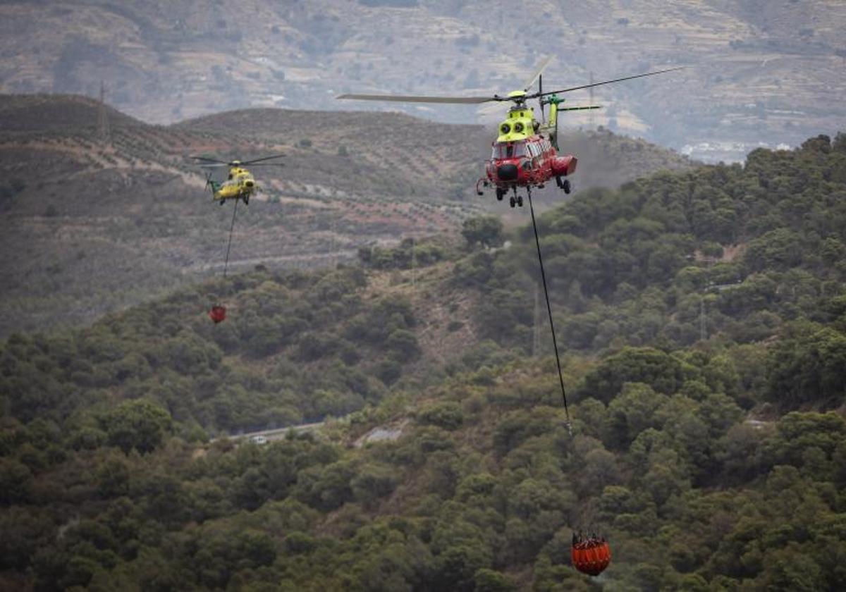 Medios aéreos del Plan Infoca, en plena labor de extinción de un incendio forestal