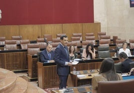 La oposición abandona en bloque el Parlamento de Andalucía tras un intenso debate sobre dependencia con Juanma Moreno