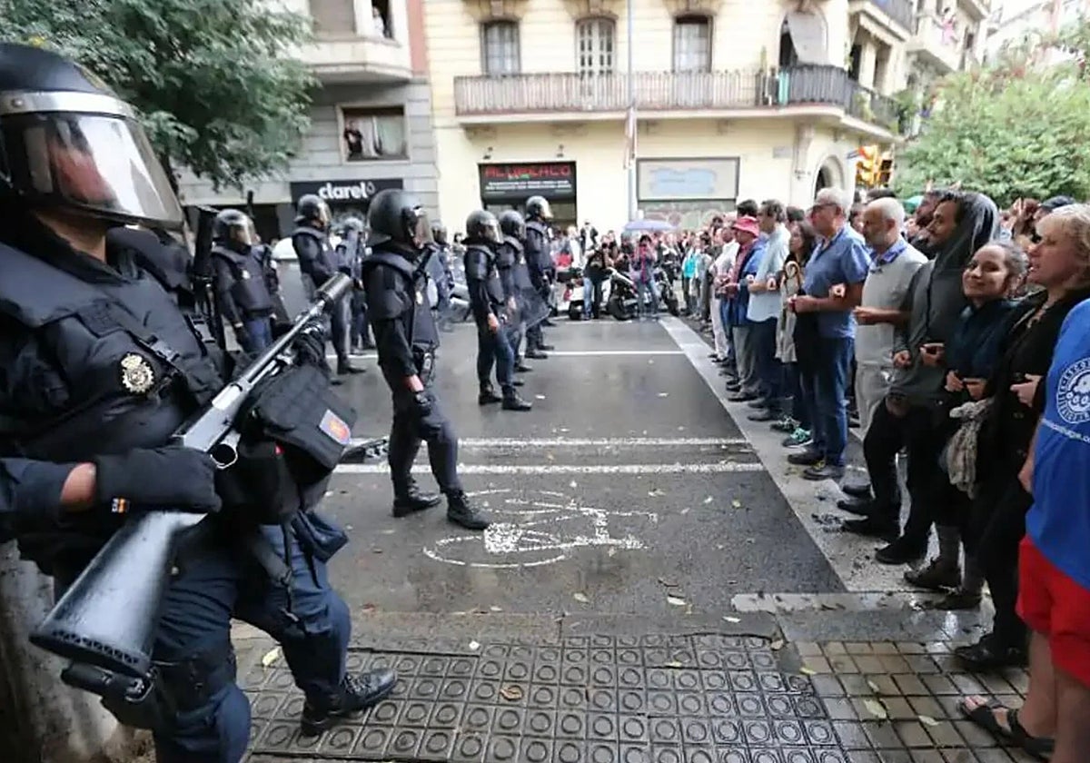 Policías durante el 1-O en Barcelona