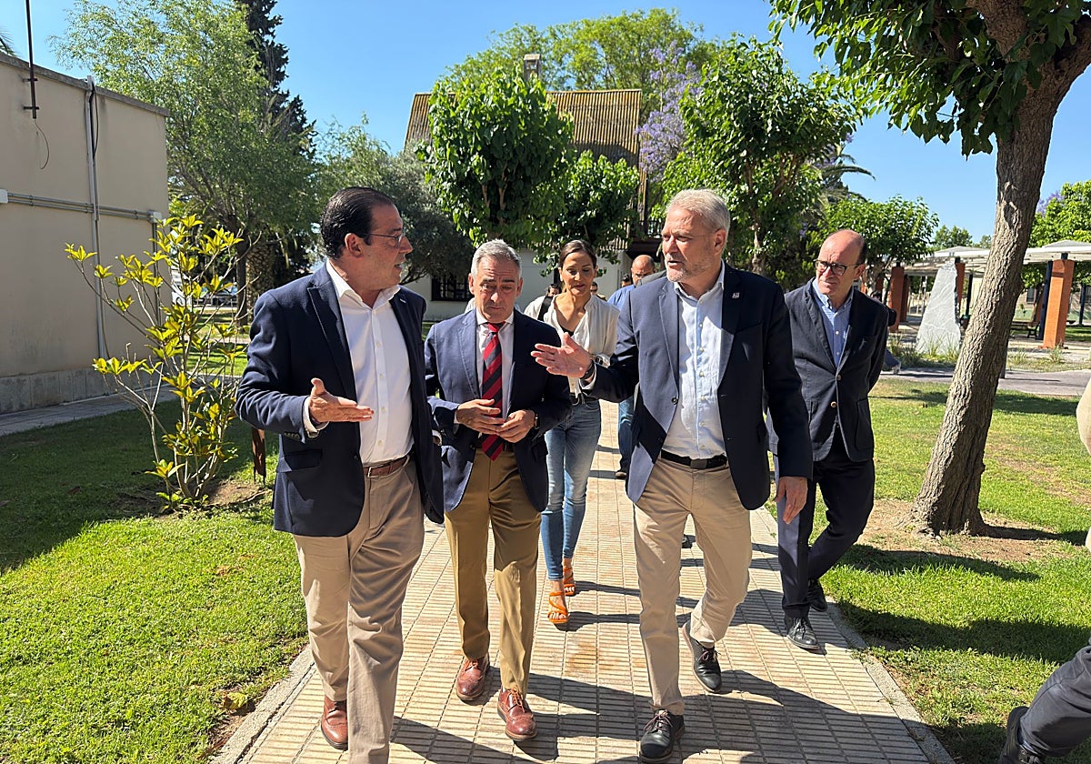 Imagen de la visita del conseller de Agricultura, Miguel Barrachina, a la Universidad Miguel Hernández de Orihuela