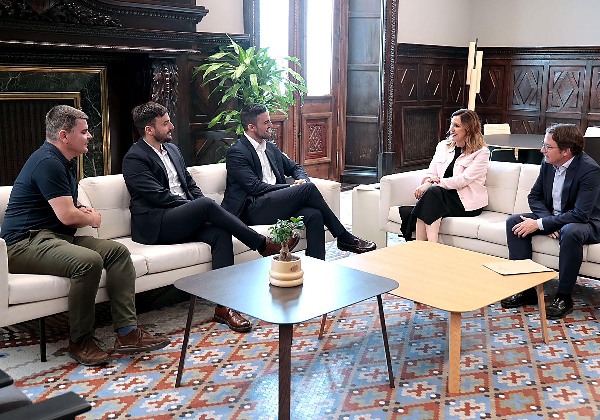 Imagen de la reunión que ha mantenido la alcaldesa de Valencia con los representantes de los vecinos