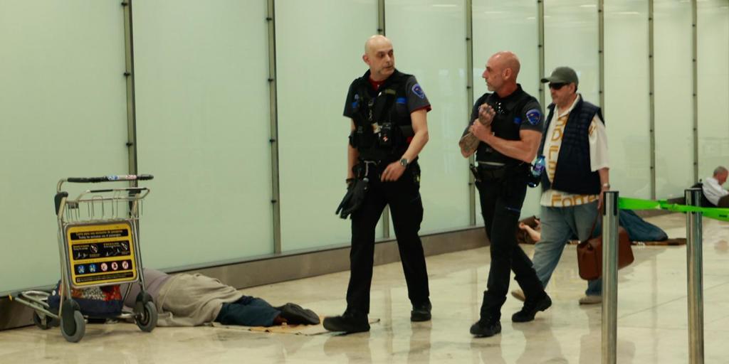 Los trabajadores de barajas critican que siguen los mismos sintecho: «es una medida estética más que efectiva»