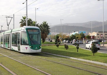Imagen del tranvía de Jaén circulando en pruebas