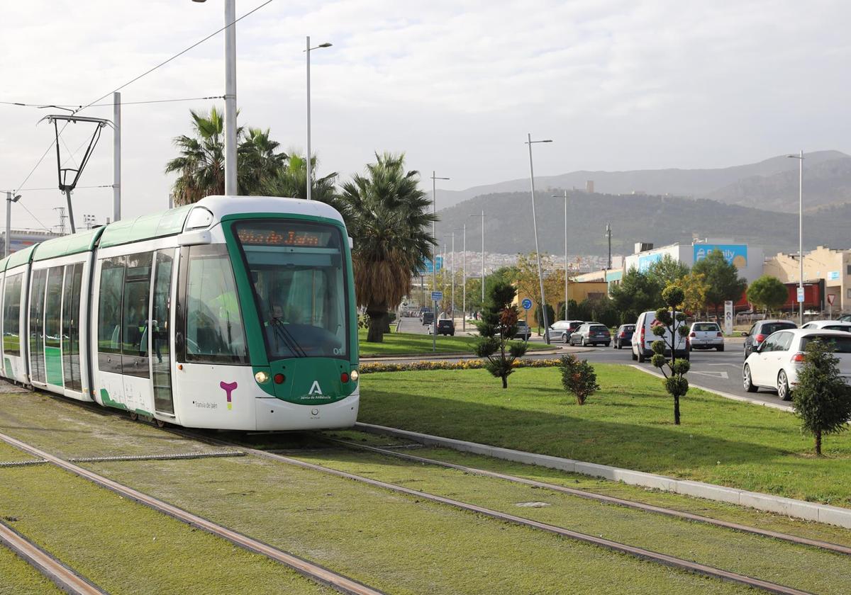 Imagen del tranvía de Jaén circulando en pruebas