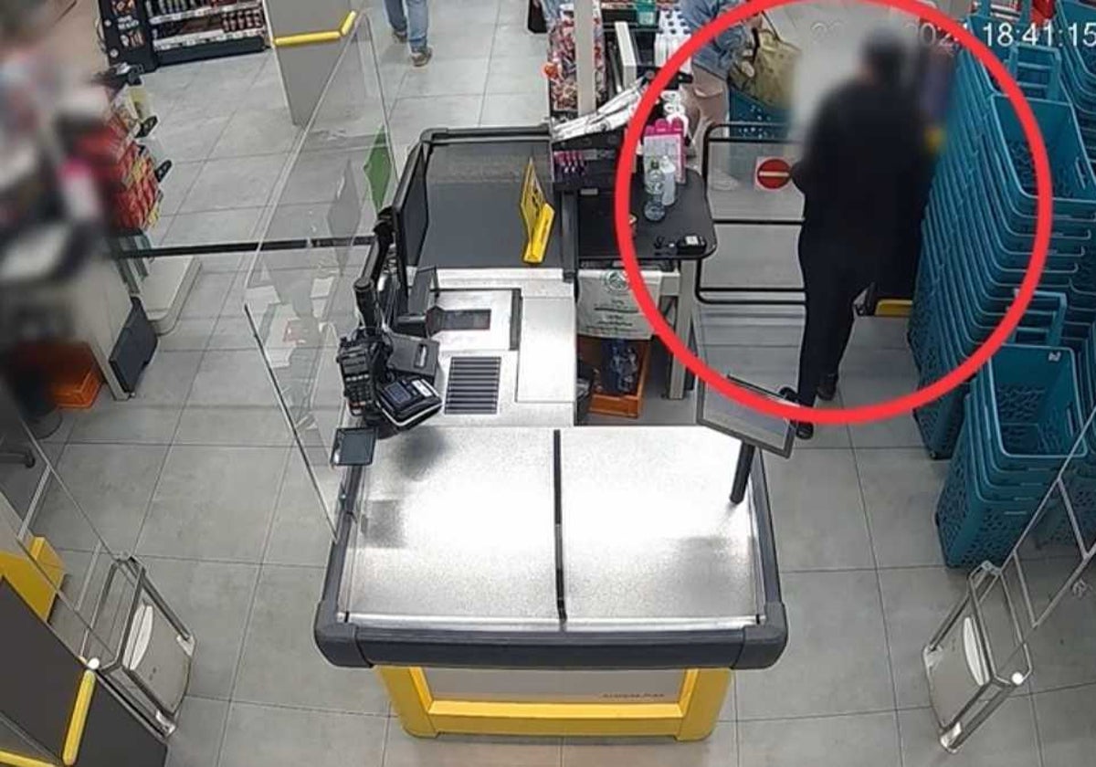 Las mujeres acusadas, cometiendo un robo en uno de los supermercados