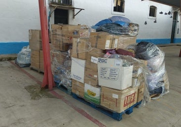 La hermandad del Calvario entrega un tostador industrial y 1.400 kilos de ropa a Prolibertas