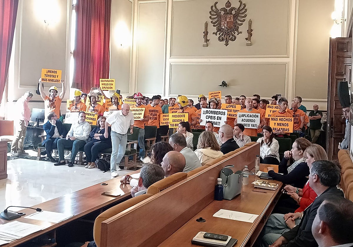 Protesta de los bomberos en el pleno de la Diputación de Toledo