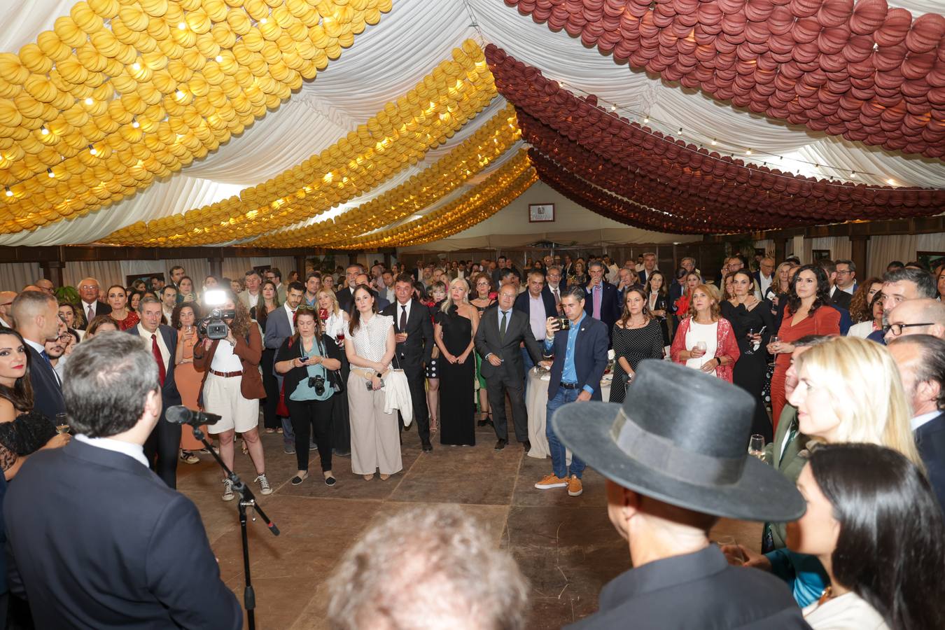 El espectacular ambiente en la primera noche de la Feria de Córdoba 2025, en imágenes