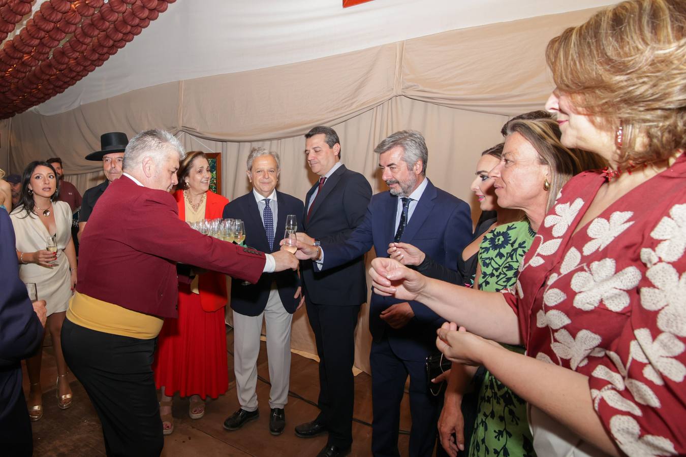 El espectacular ambiente en la primera noche de la Feria de Córdoba 2025, en imágenes