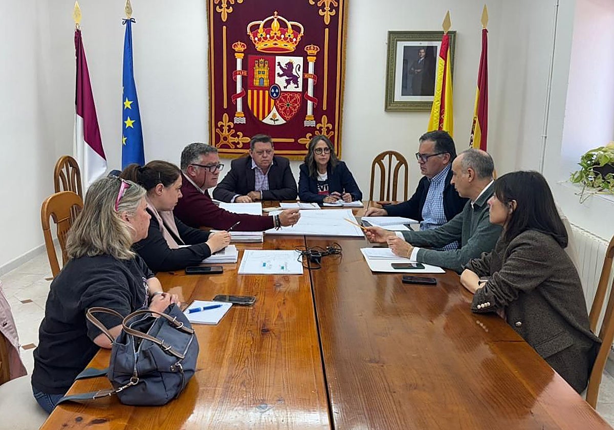 Alcaldes y autoridades reunidos abordan el inicio de las obras