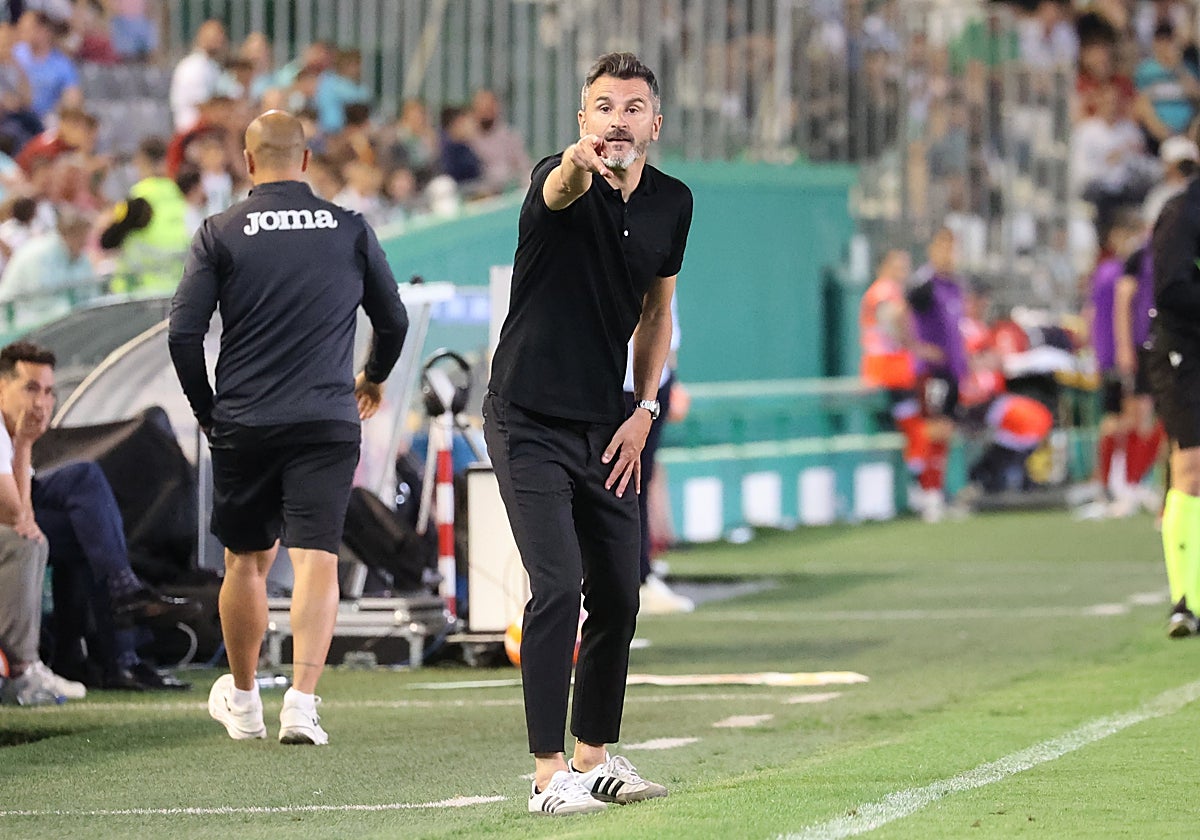Iván Ania da instrucciones a los suyos en El Arcángel la pasada jornada