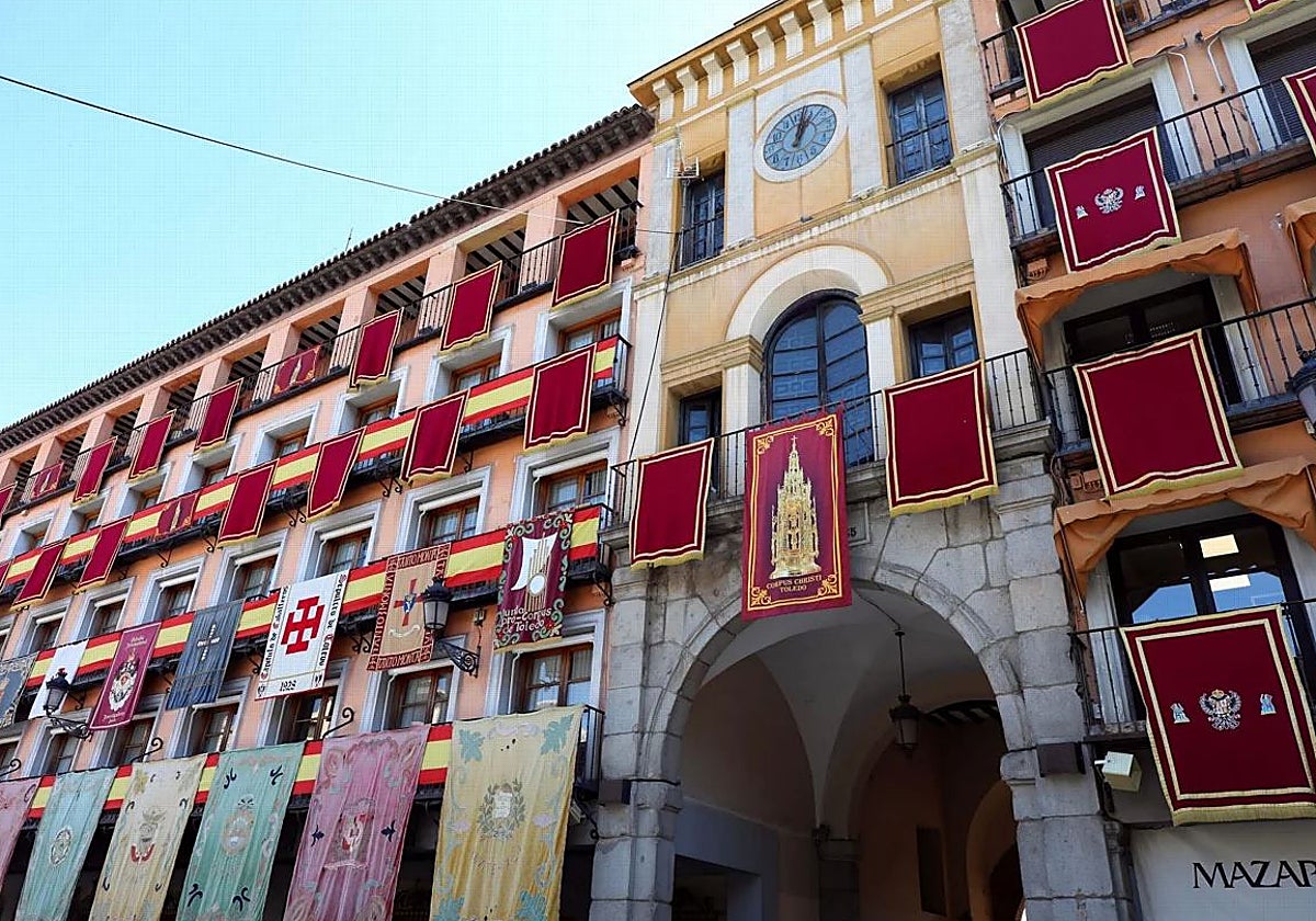 La balconada de la Delegación del Gobierno engalanada en 2024, junto al Arco de la Sangre