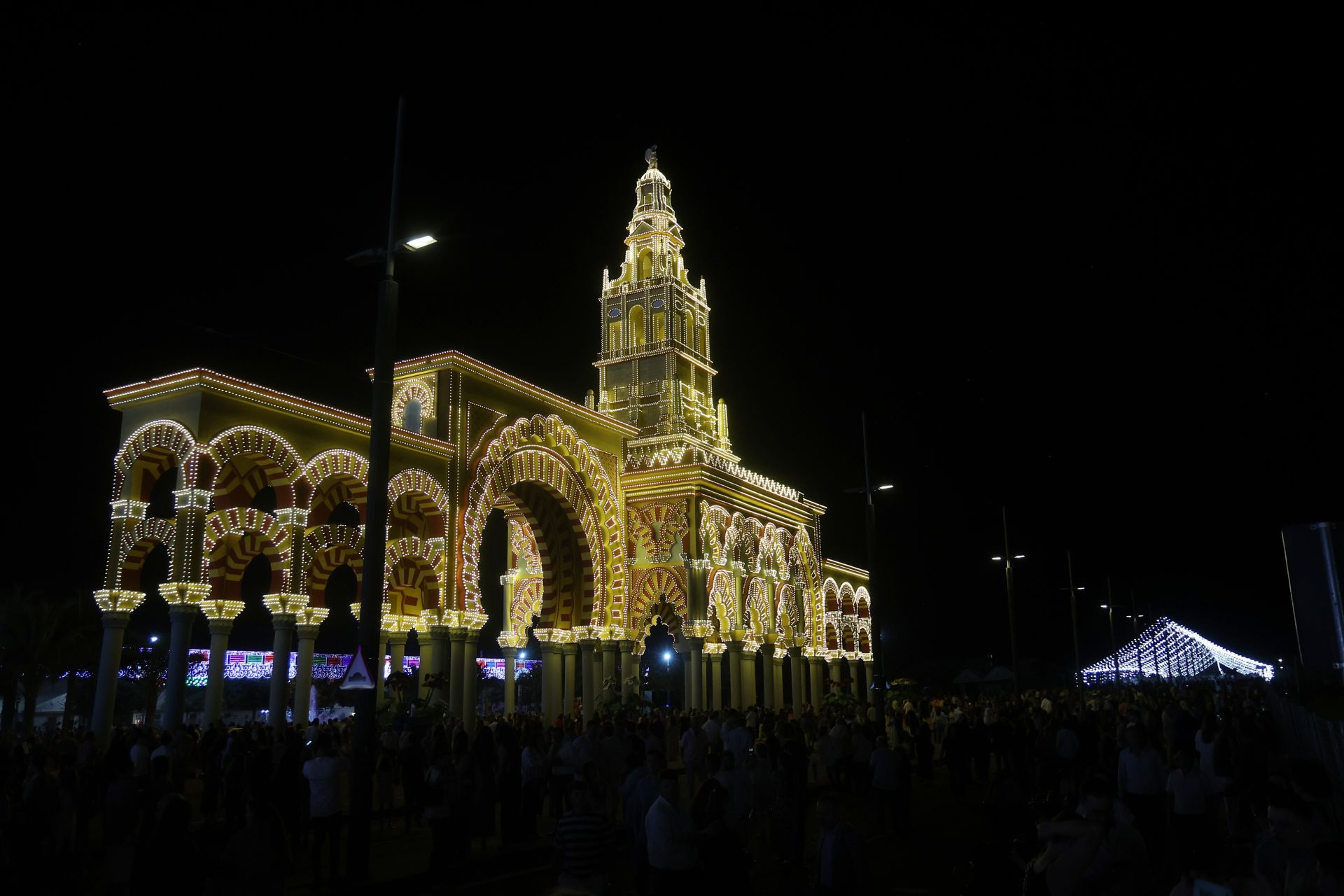 El deslumbrante encendido de la portada de la Feria de Córdoba, en imágenes