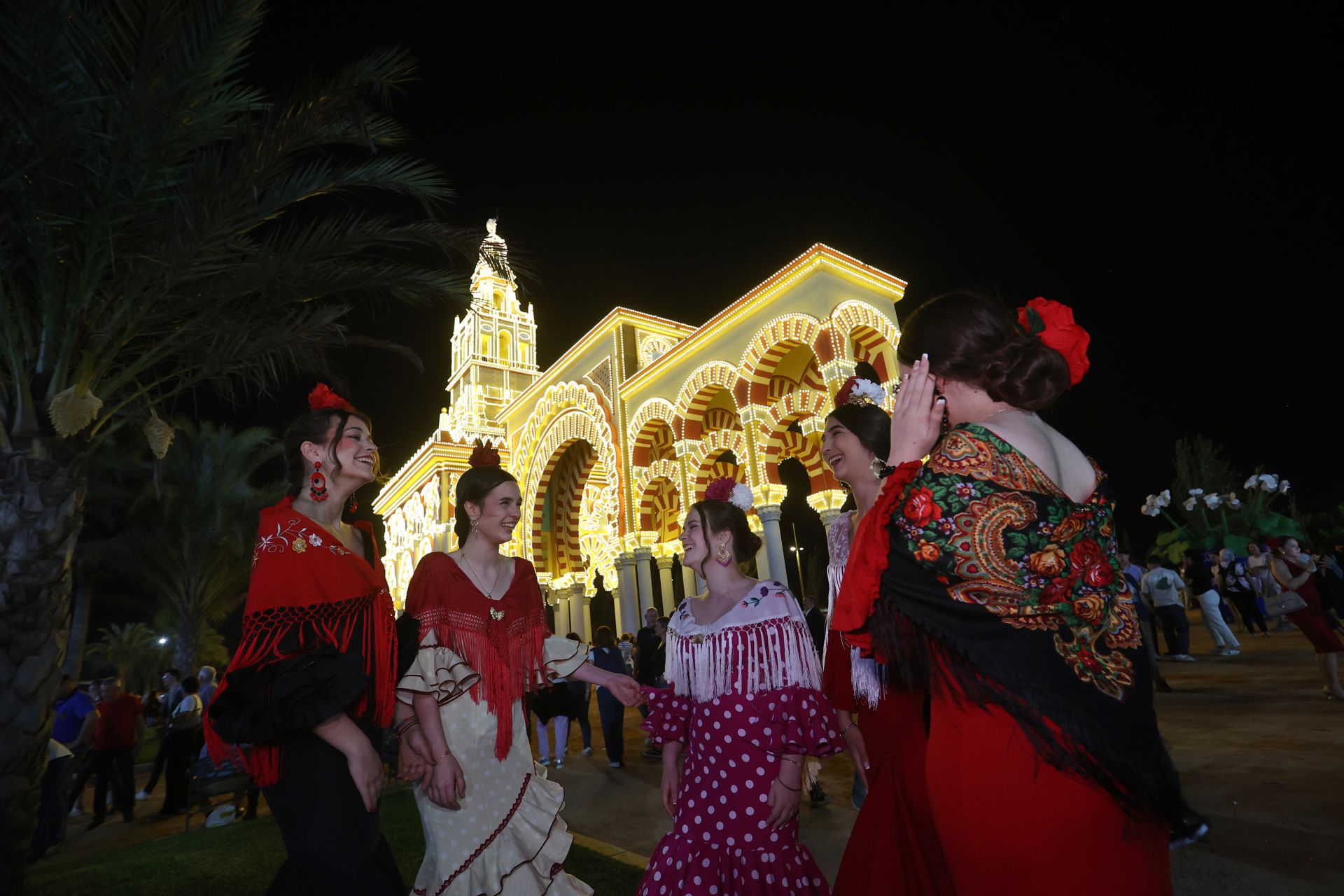 El deslumbrante encendido de la portada de la Feria de Córdoba, en imágenes