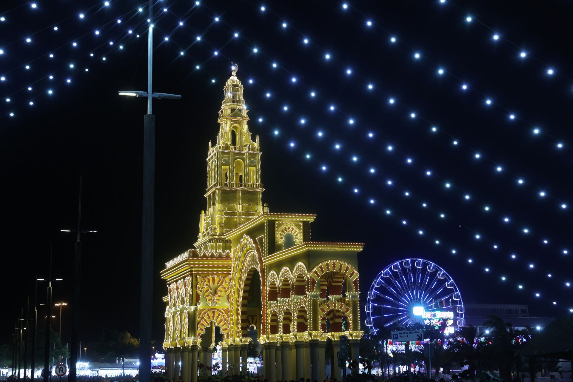El deslumbrante encendido de la portada de la Feria de Córdoba, en imágenes