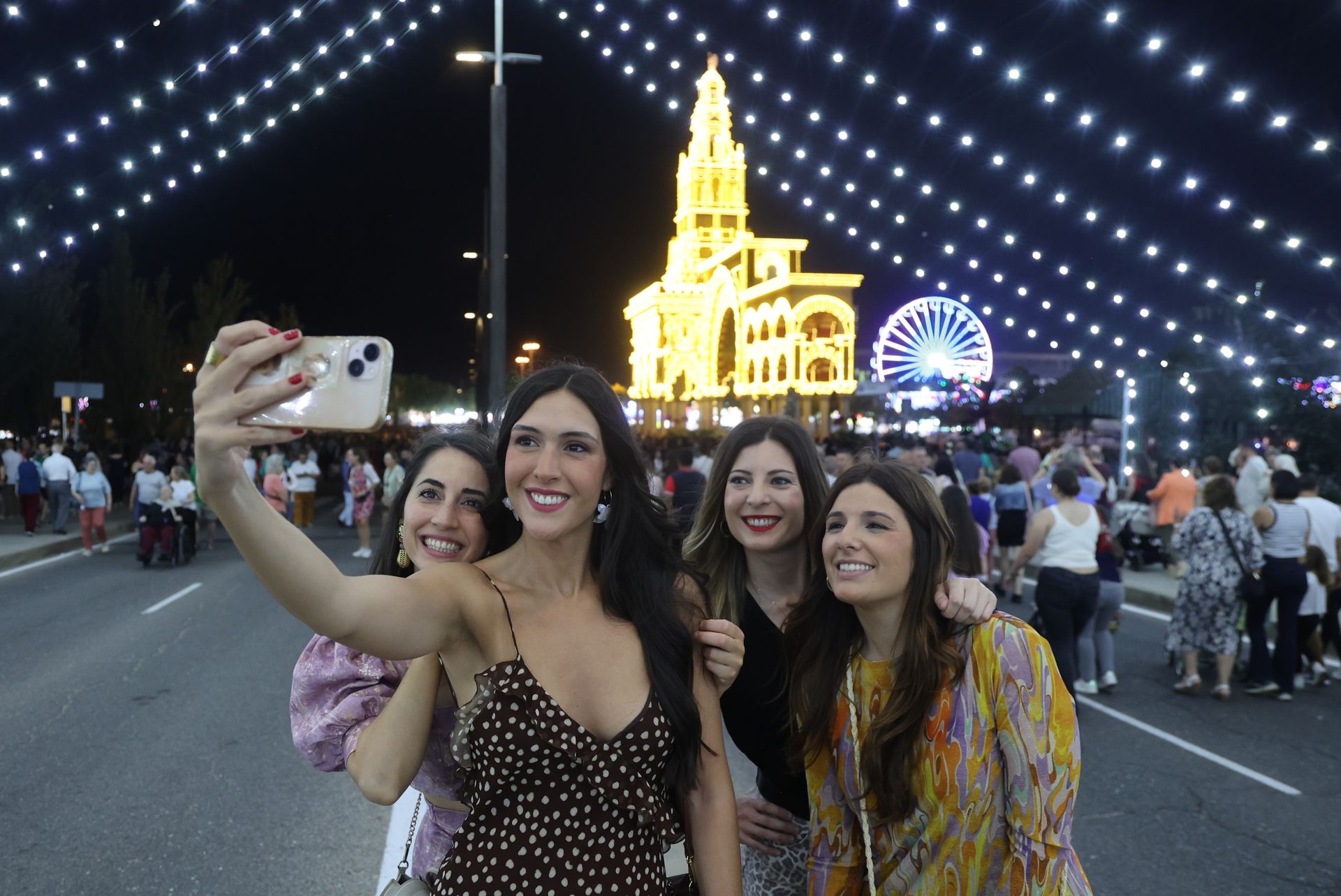 El deslumbrante encendido de la portada de la Feria de Córdoba, en imágenes