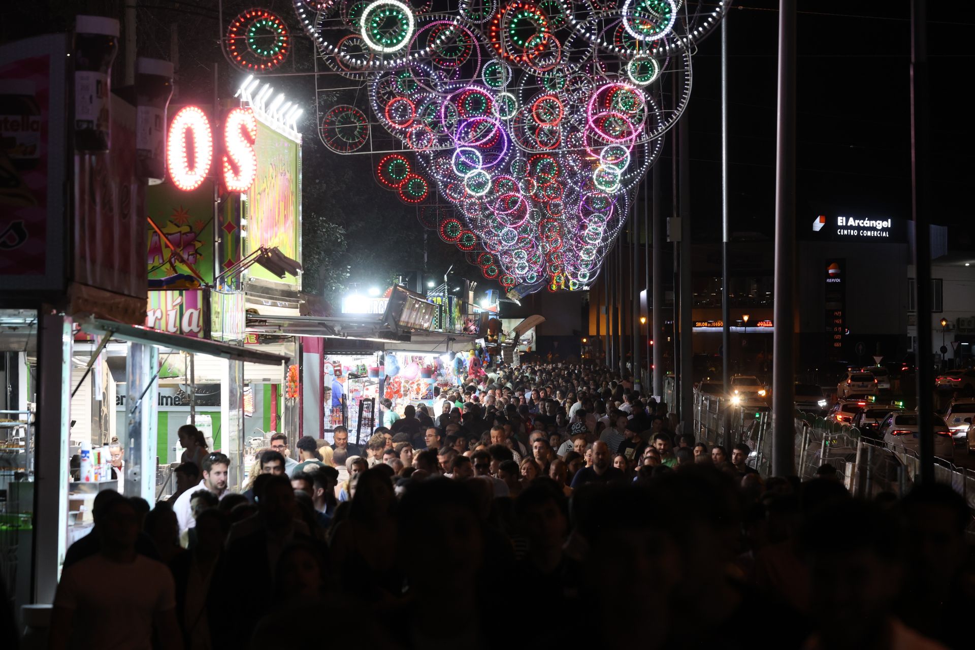 El deslumbrante encendido de la portada de la Feria de Córdoba, en imágenes