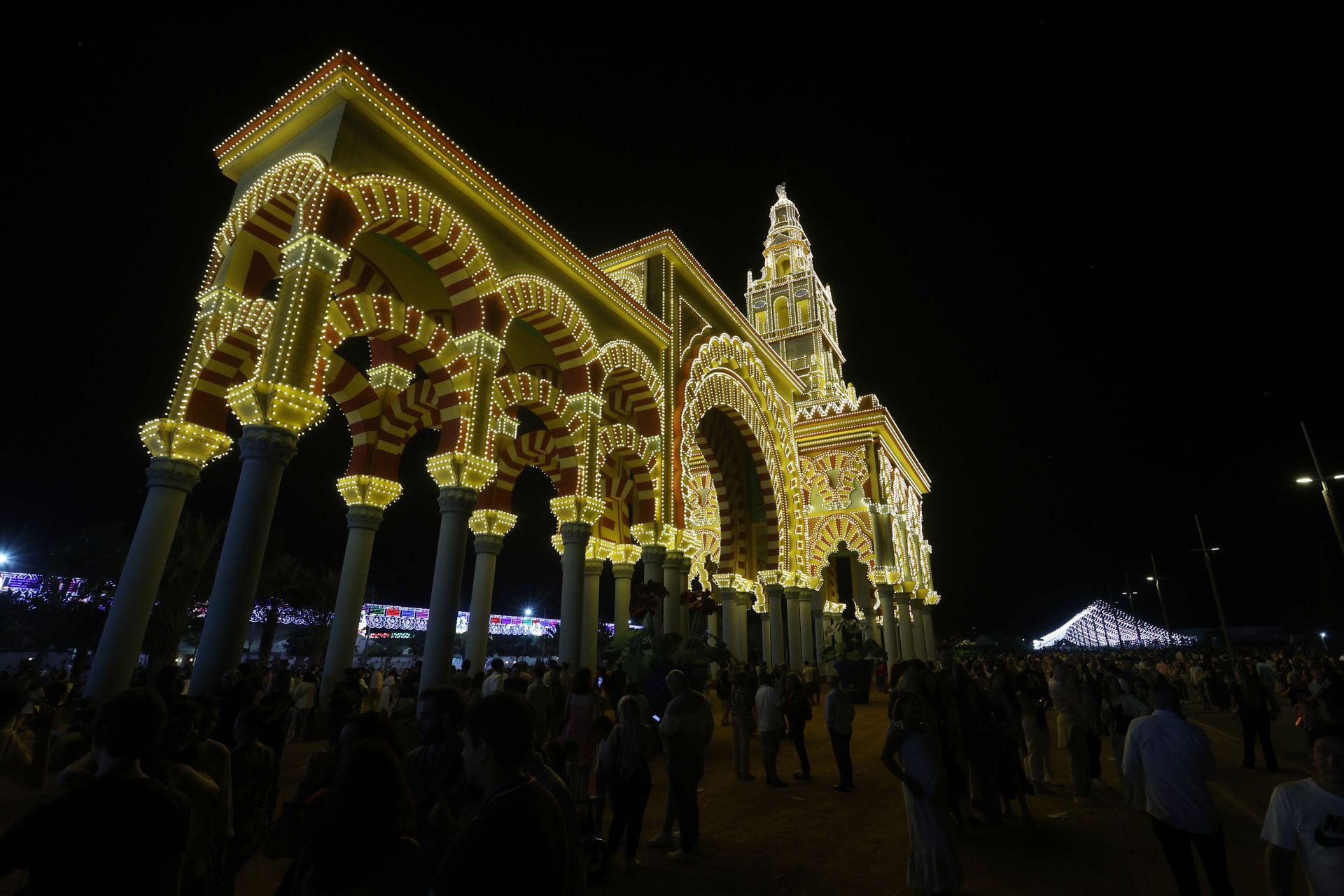 El deslumbrante encendido de la portada de la Feria de Córdoba, en imágenes