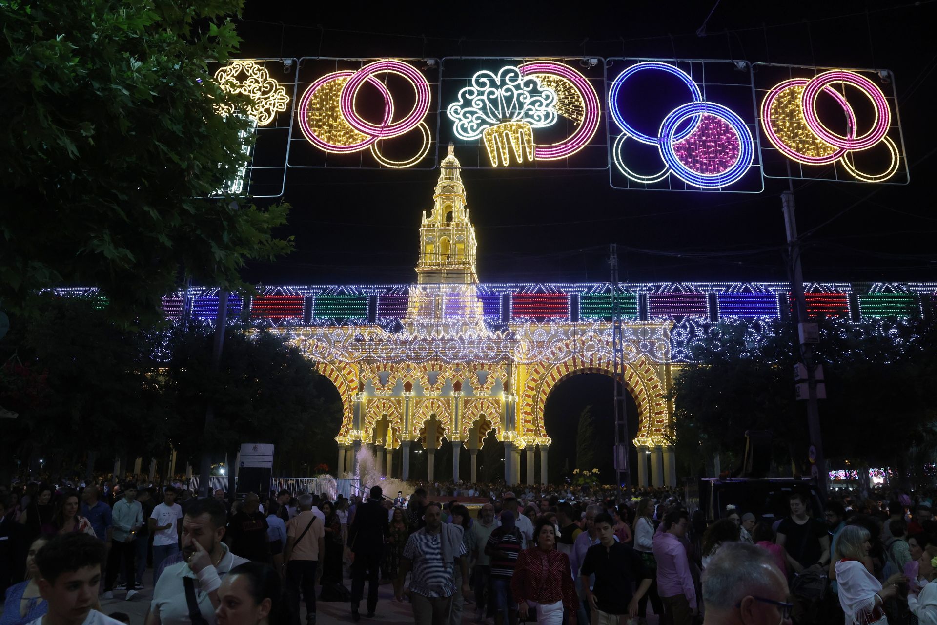 El deslumbrante encendido de la portada de la Feria de Córdoba, en imágenes