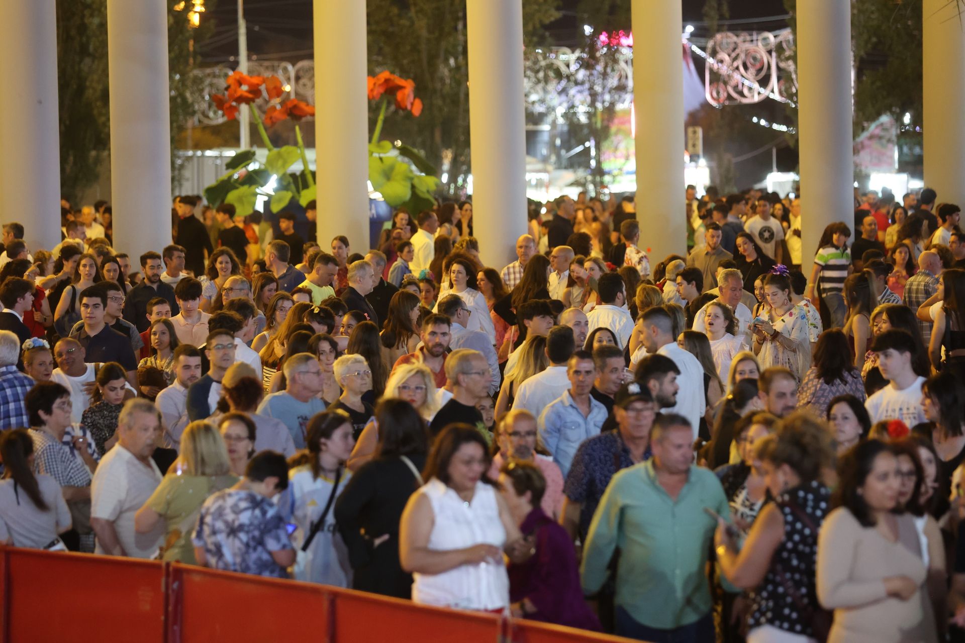 El deslumbrante encendido de la portada de la Feria de Córdoba, en imágenes