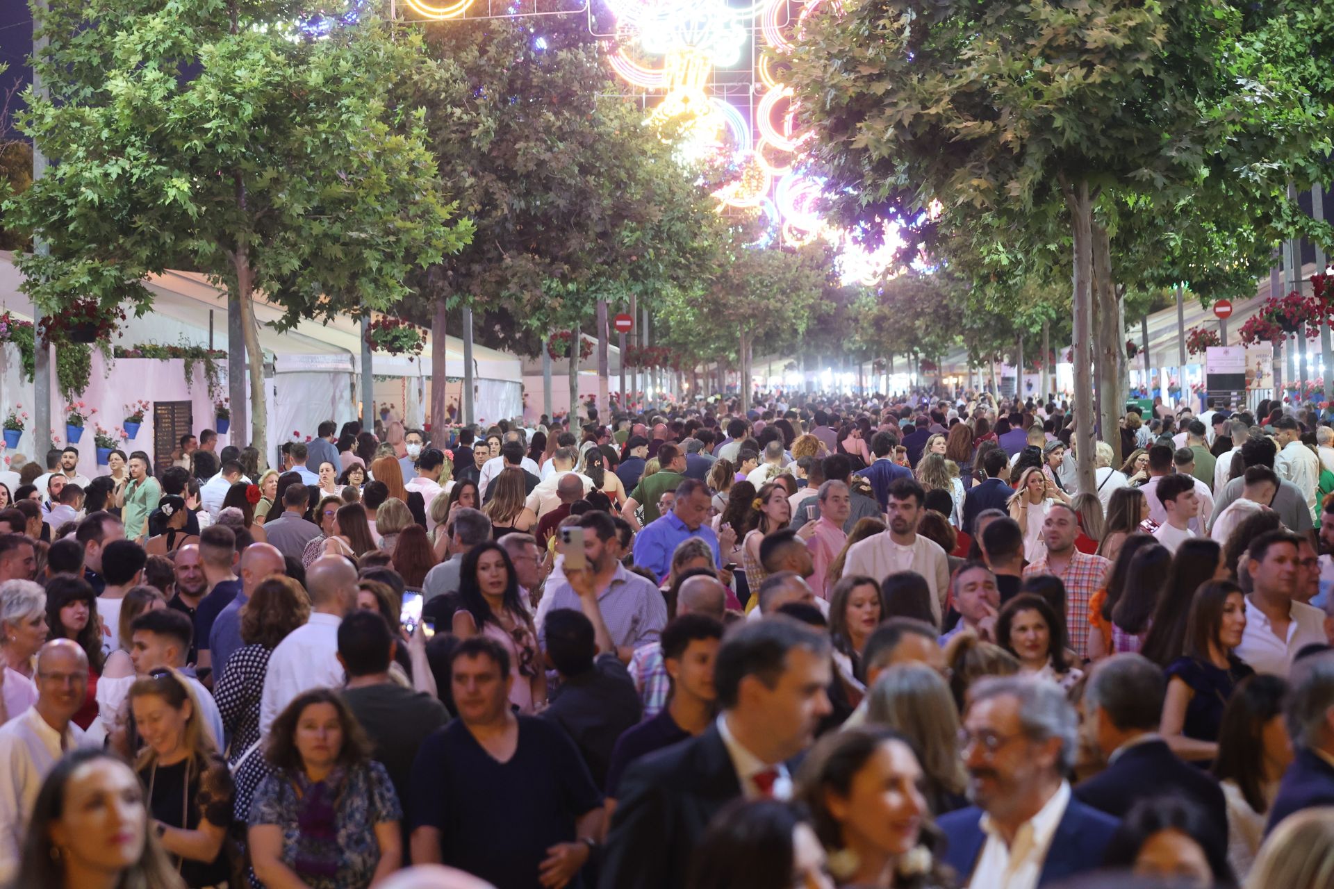 El deslumbrante encendido de la portada de la Feria de Córdoba, en imágenes
