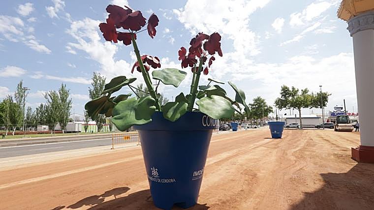 Imagen de uno de los diez macetones colocados por el Ayuntamiento en la portada de la Feria