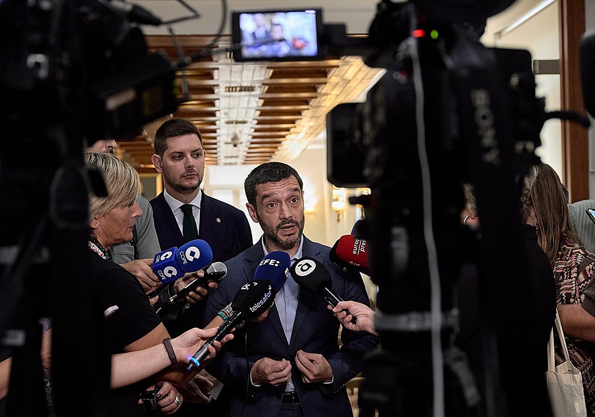 Imagen del ministro Pablo Bustinduy en la atención a medios tras la reunión  con el alcalde de Gandia
