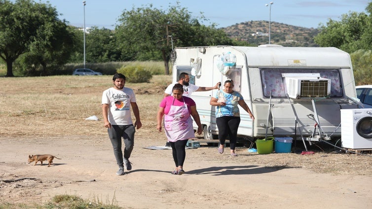Los okupas de la Peraleda denuncian que les han cortado hasta el agua: «No queremos dinero, solo pedimos una vivienda digna»