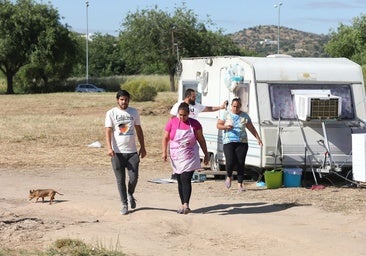 Los okupas de la Peraleda denuncian que les han cortado hasta el agua: «No queremos dinero, solo pedimos una vivienda digna»