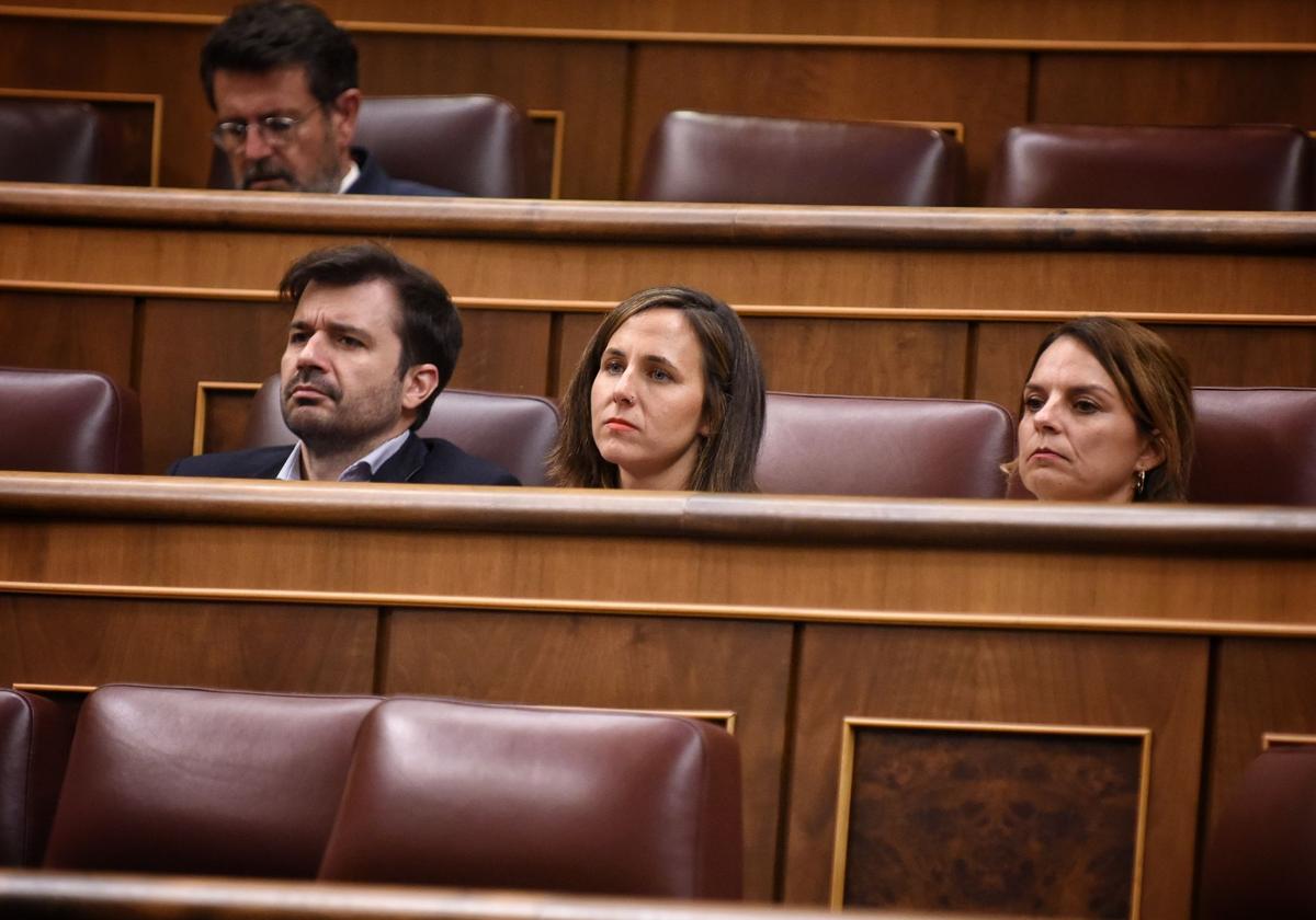 Los diputados del grupo parlamentario de Podemos, Javier Sánchez Serna, Ione Belarra y Noemí Santanay