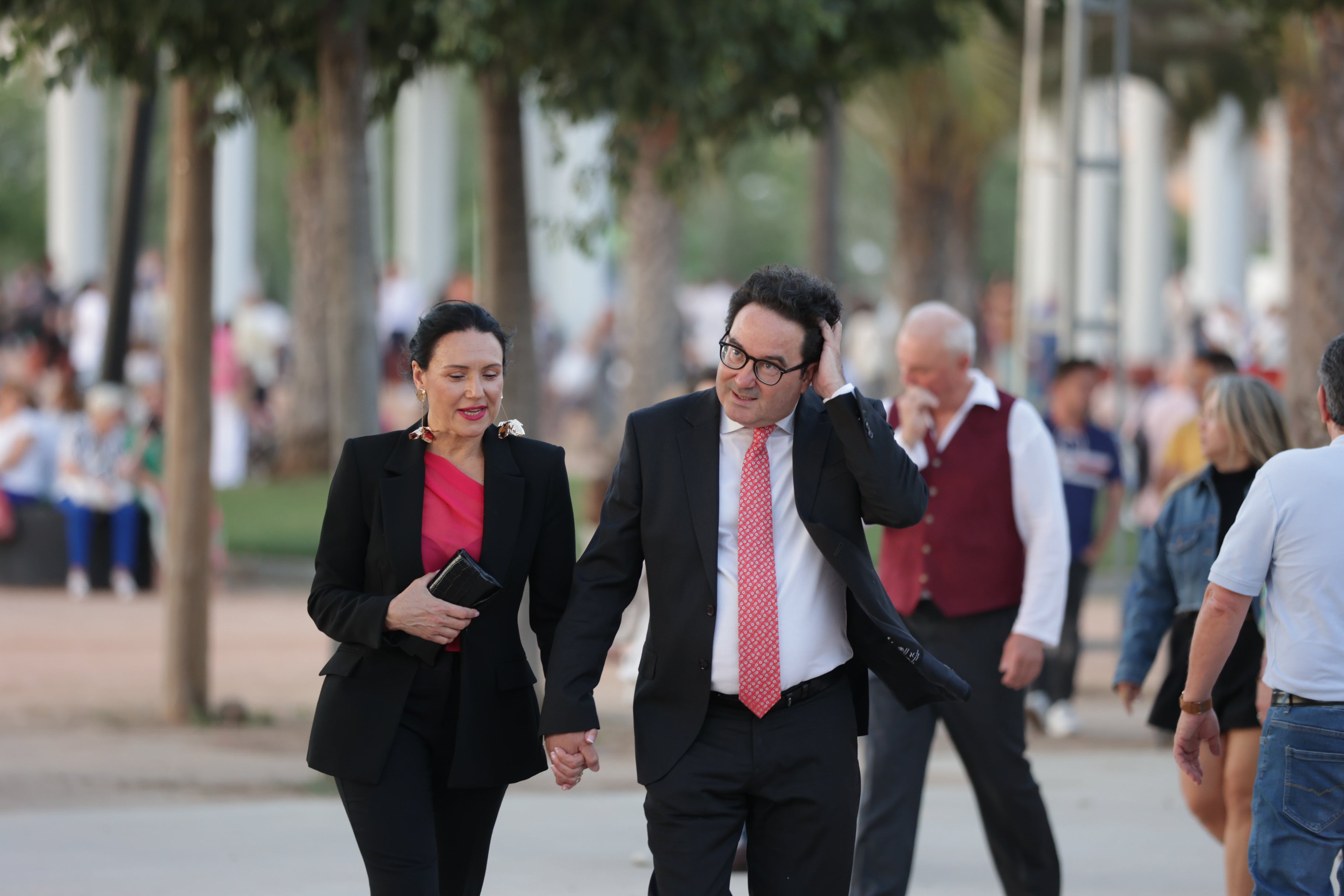 El espectacular ambiente en la primera noche de la Feria de Córdoba 2025, en imágenes