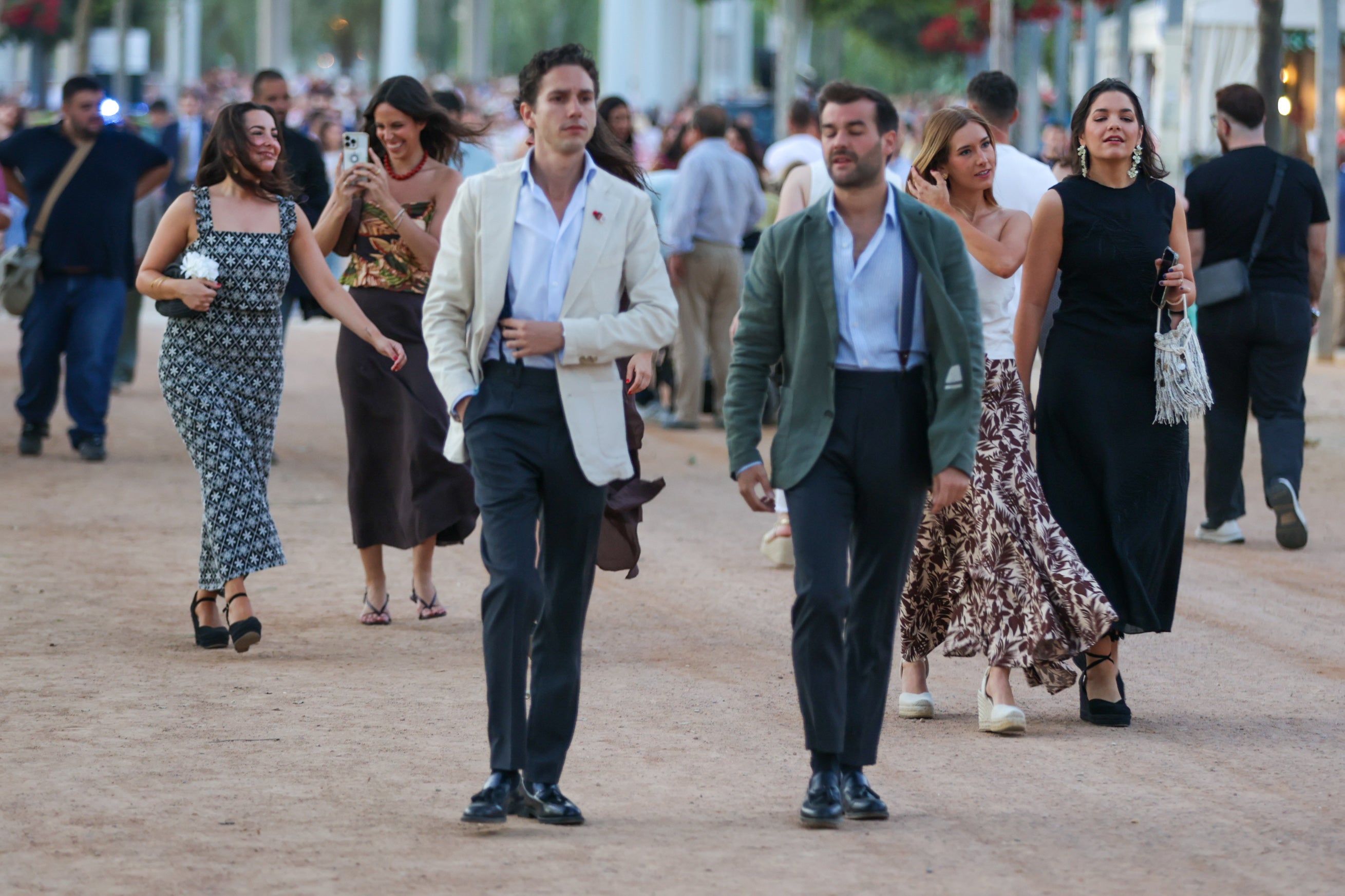 El espectacular ambiente en la primera noche de la Feria de Córdoba 2025, en imágenes