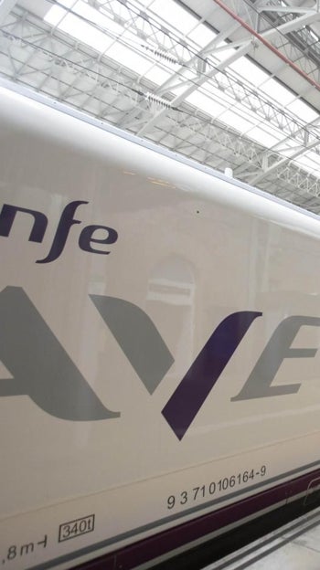 Un AVE en la estación de Santiago de Compostela