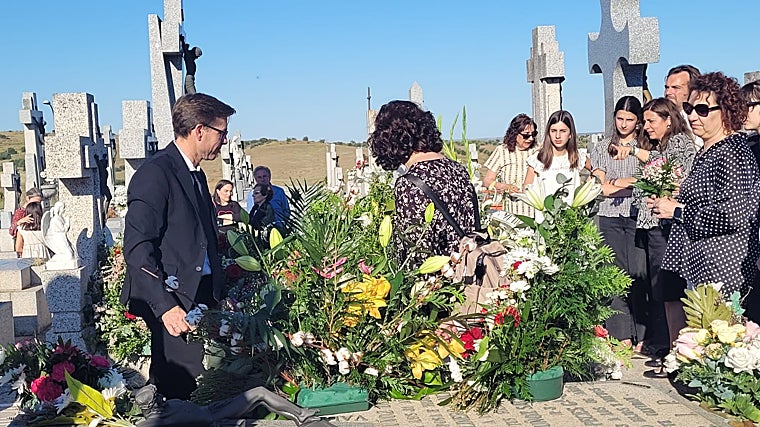 Un momento del entierro del sacerdote en el cementerio municipal de Toledo