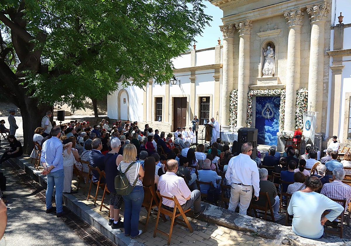 Misa en honor de la Virgen de la Salud en la ermita del cementerio que lleva su nombre