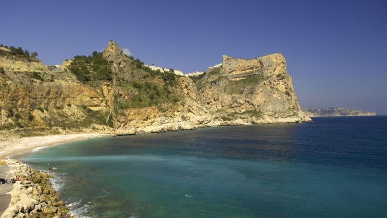 La playa de Alicante más popular de Instagram: aguas turquesas y una cueva marina oculta