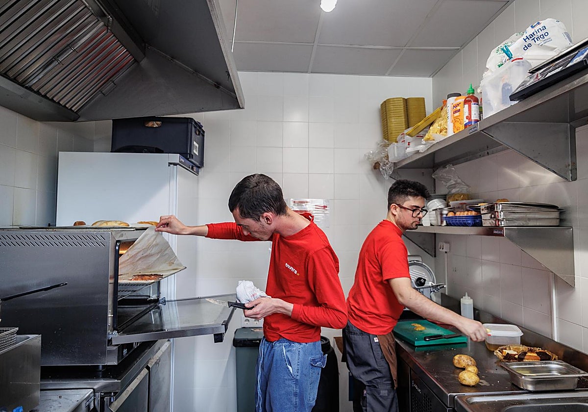 Daniel y Emilio (dcha.), en las cocinas de Envera Gastro