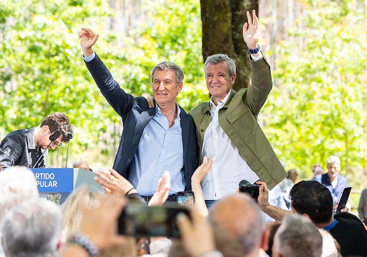 Alberto Núñez Feijóo, durante su intervención en O Pino, junto al presidente de la Xunta, Alfonso Rueda