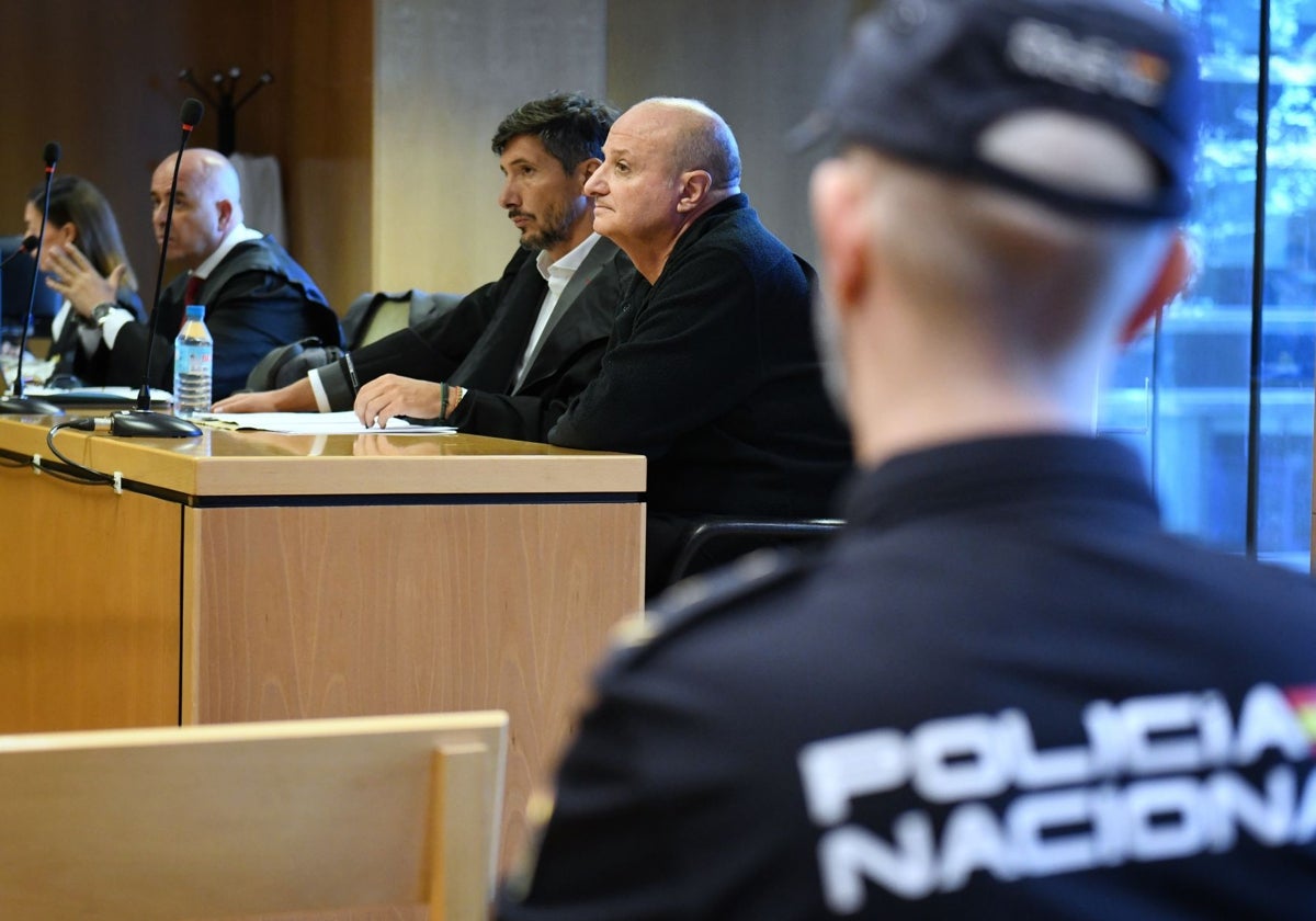 Jesús Pradales, el primero a la derecha de la mesa, durante el juicio contra él, en septiembre de 2024
