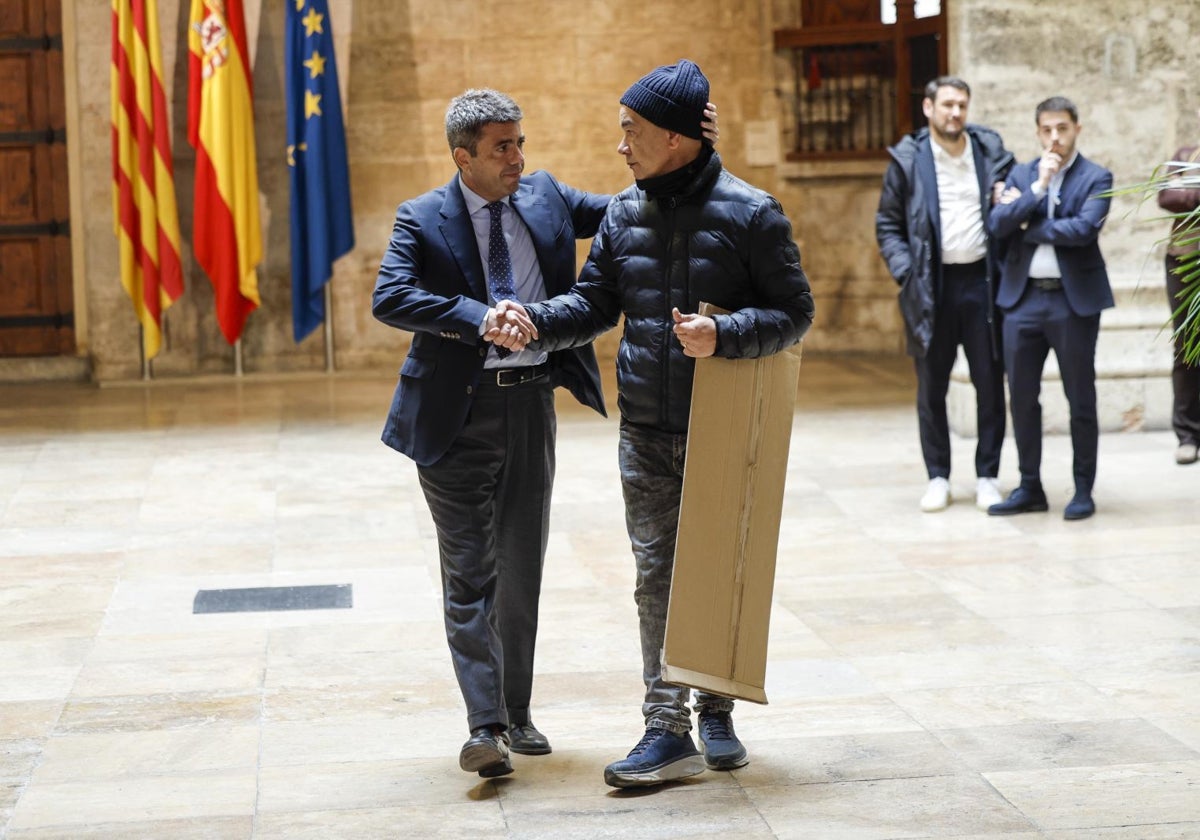 Imagen de archivo del presidente de la Generalitat, Carlos Mazón, con un familiar de víctima de la dana del 29 de octubre