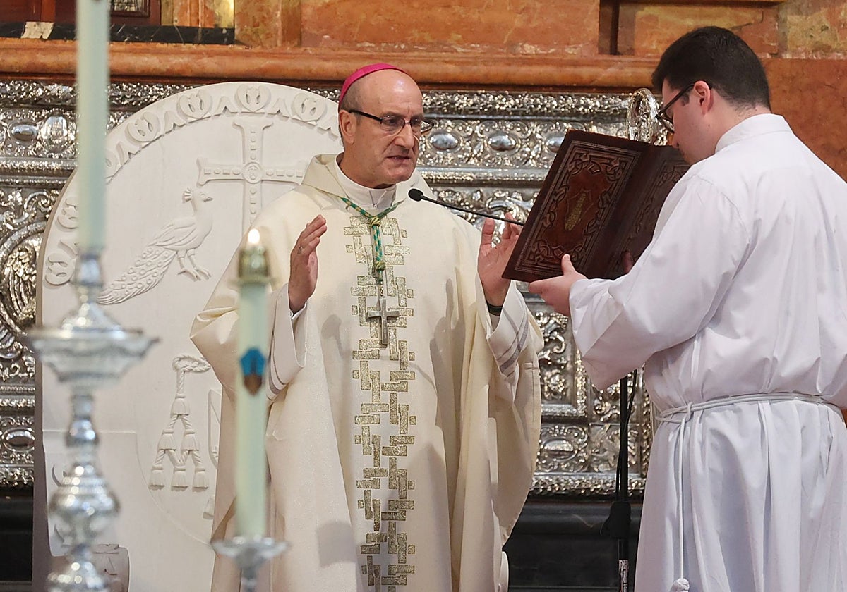 Jesús Fernández, durante la ceremonia en la Catedral de Córdoba
