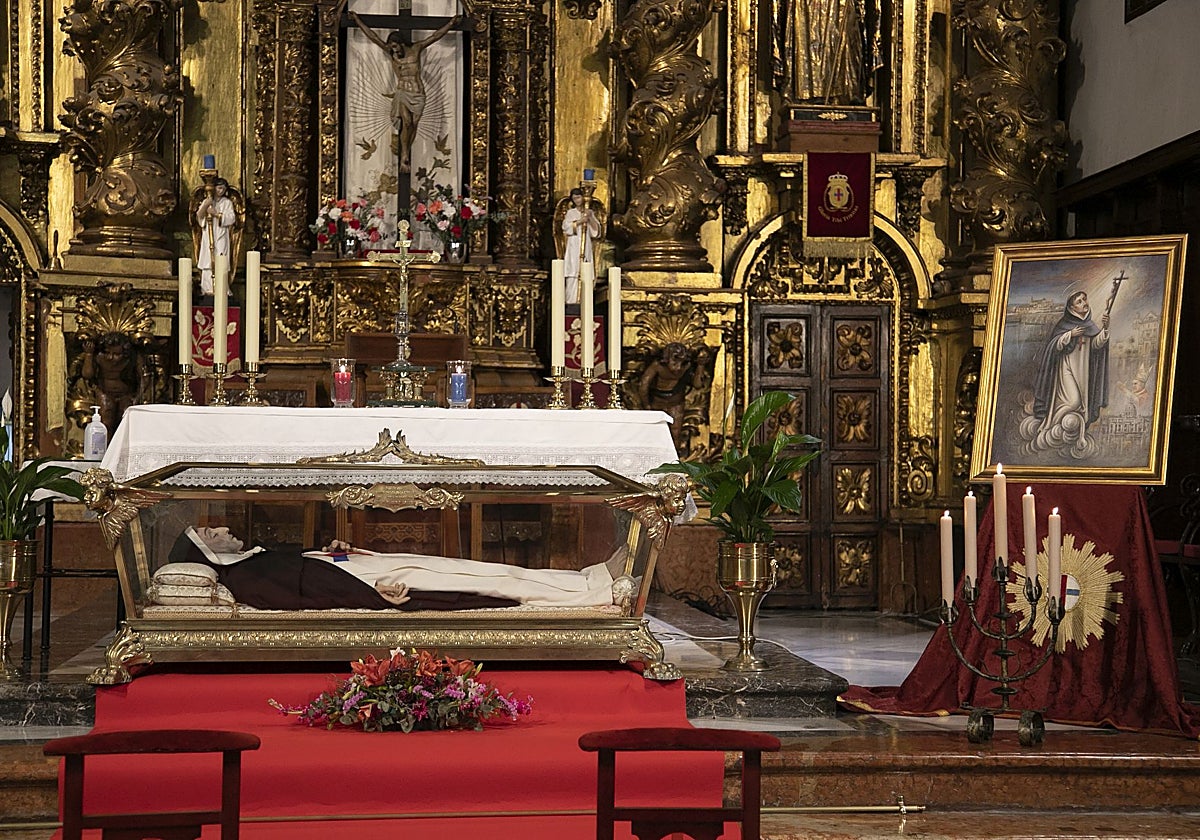 Urna con las reliquias de San Juan Bautista de la Concepción, en la presentación de los actos del Tiempo Jubilar Trinitario, en enero de 2025