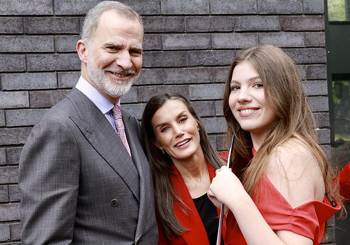 Los Reyes, Fellipe y Sofía, junto a la Infanta Leonor en su graduación.